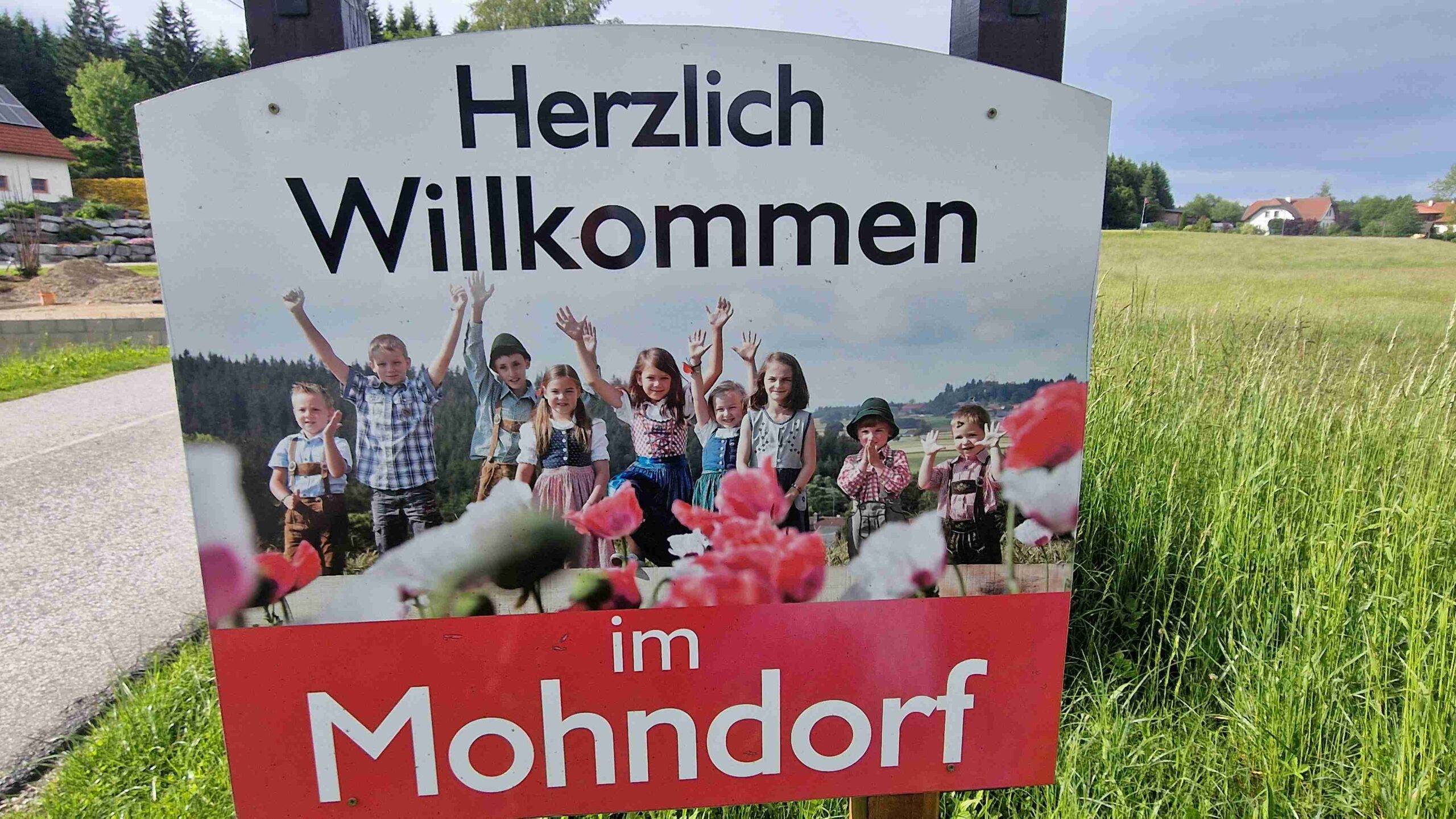 Kinder im Mohndorf