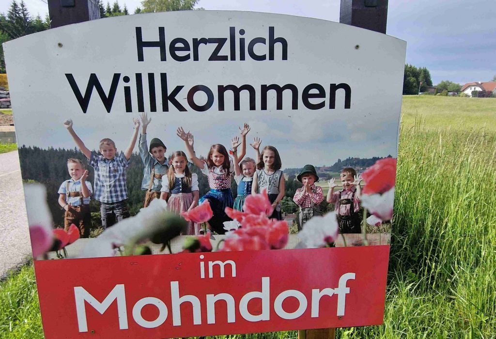Kinder im Mohndorf